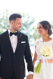 Κατάλευκες κάλλες σε στρογγυλή νυφική ανθοδέσμη