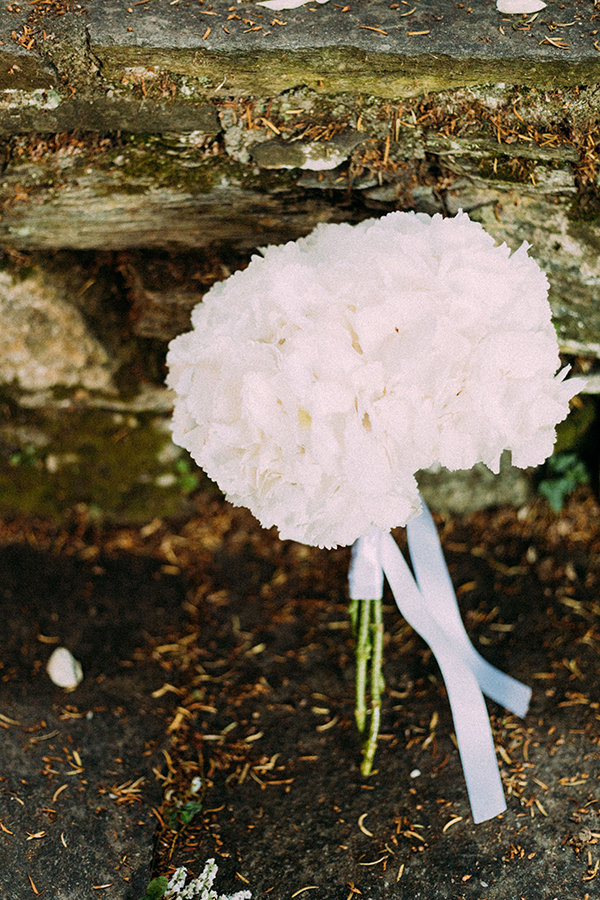 Ολόλευκη γαμήλια ανθοδέσμη με ορτασνίες