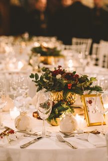 Ατμοσφαιρικός στολισμός τραπεζιού δεξίωσης σε ζεστές αποχρώσεις