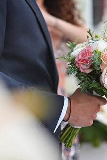 Υπέροχη νυφική ανθοδέσμη σε ρομαντικές αποχρώσεις του peach και του ροζ Υπέροχη νυφική ανθοδέσμη σε ρομαντικές αποχρώσεις του peach και του ροζ