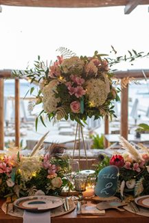 Bohemian chic στολισμός τραπεζιού δεξίωσης με μπουκετάκια από ορτανσίες και pampas grass