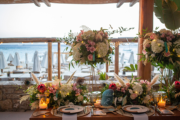 Bohemian chic στολισμός τραπεζιού δεξίωσης με μπουκετάκια από ορτανσίες και pampas grass