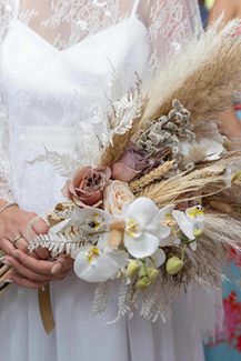 Μποέμ νυφική ανθοδέσμη από λευκές ορχιδέες και pampas grass Μποέμ νυφική ανθοδέσμη από λευκές ορχιδέες και pampas grass