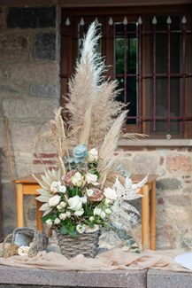 Μποέμ στολισμός εισόδου εκκλησίας από pampas grass και λευκά λουλούδια Μποέμ στολισμός εισόδου εκκλησίας από pampas grass και λευκά λουλούδια