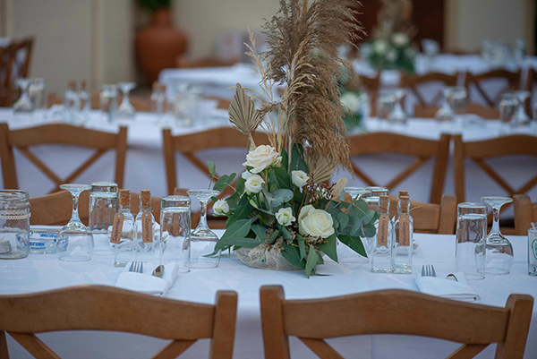 Μποέμ στολισμός τραπεζιού δεξίωσης από pampas grass και λευκά λουλούδια