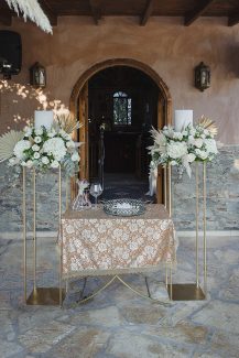 Μποέμ στολισμός γαμήλιας λαμπάδας με λευκά άνθη και pampas grass