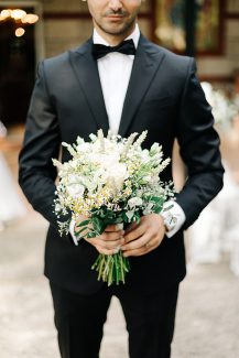 Νυφικό μπουκέτο με λουλούδια του αγρού, λυσίανθο και λευκά τριαντάφυλλα