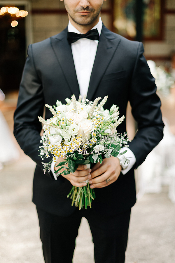 Νυφικό μπουκέτο με λουλούδια του αγρού, λυσίανθο και λευκά τριαντάφυλλα Νυφικό μπουκέτο με λουλούδια του αγρού, λυσίανθο και λευκά τριαντάφυλλα