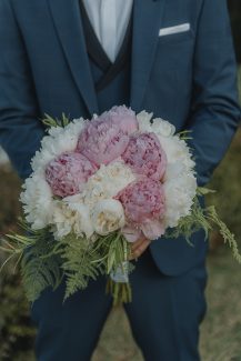 Νυφική ανθοδέσμη με παιώνιες σε λευκούς και ροζ χρωματισμούς