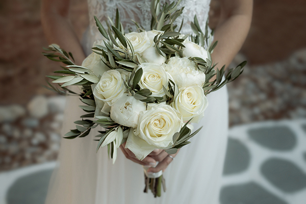 Νυφική ανθοδέσμη από λευκά τριαντάφυλλα και ελιά Νυφική ανθοδέσμη από λευκά τριαντάφυλλα και ελιά