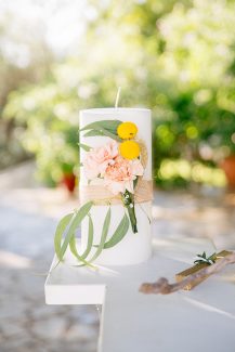 Λαμπάδα γάμου με γαρίφαλλα και κρασπέδιες