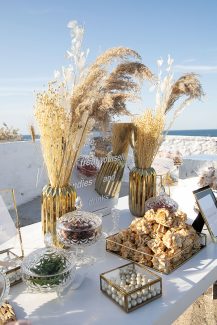 Candy table διακοσμημένο από χρυσά βάζα και στάχυα