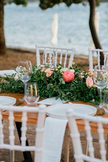 Centrepiece με πρασινάδα κι άλλα λουλούδια για στολισμό τραπεζιού