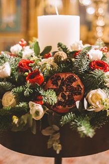 Χριστουγεννιάτικος στολισμός λαμπάδας εκκλησίας με ρόδια