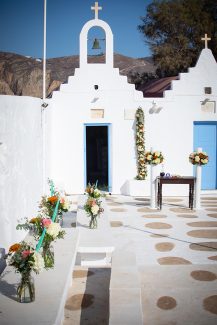 Στολισμός εκκλησίας από βάζα λουλουδιών σε έντονα χρώματα