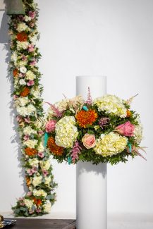 Στολισμός λαμπάδας εκκλησίας από ορτανσίες, τριαντάφυλλα και ζάρμπερες