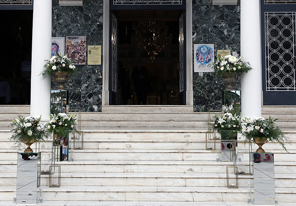 Διακόσμηση εισόδου εκκλησίας με ανθοστήλες από clear καθρέφτη