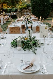 Στολισμός τραπεζιού δεξίωσης με πρασινάδα και κεριά