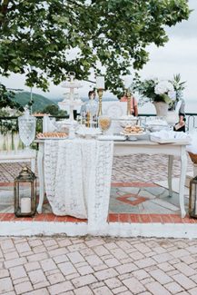 Dessert table με λευκά υφάσματα και ψάθινα καλάθια