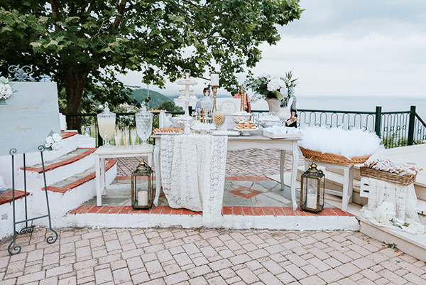 Dessert table με λευκά υφάσματα και ψάθινα καλάθια