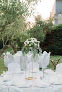 Elegant στολισμός τραπεζιού δεξίωσης με ψηλό χρυσό stand