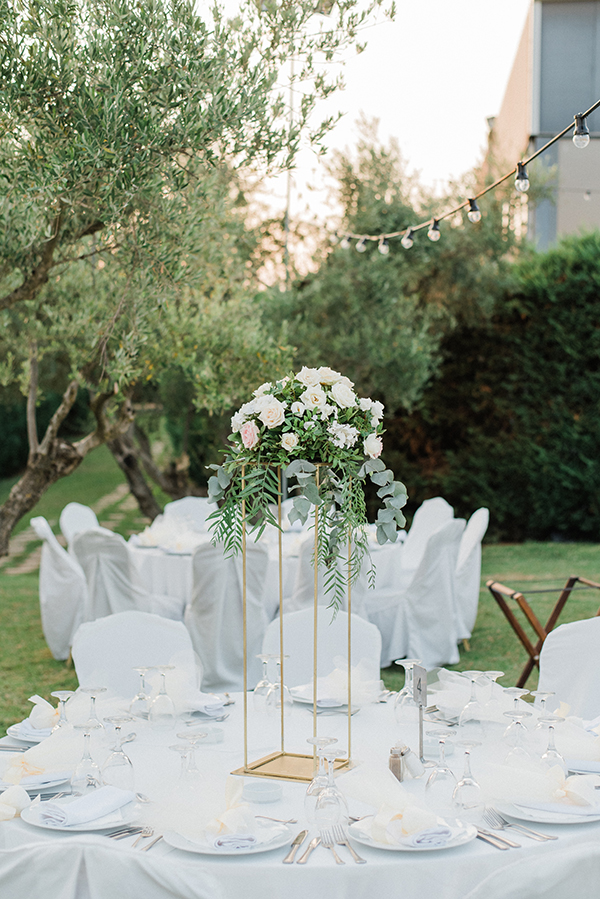 Elegant στολισμός τραπεζιού δεξίωσης με ψηλό χρυσό stand Elegant στολισμός τραπεζιού δεξίωσης με ψηλό χρυσό stand