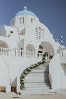 Παραμυθένιος στολισμός εισόδου εκκλησίας με έναν εντυπωσιακό διάδρομο από λουλούδια