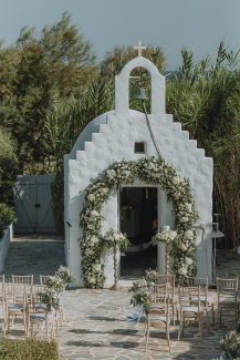 Παραμυθένιος στολισμός εισόδου εκκλησίας με πλούσιο ανθοστολισμό σε λευκές και πράσινες αποχρώσεις