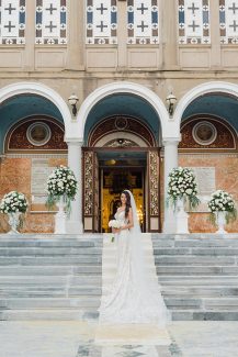 Παραμυθένιος στολισμός εισόδου εκκλησίας από λευκές vintage ανθοστήλες