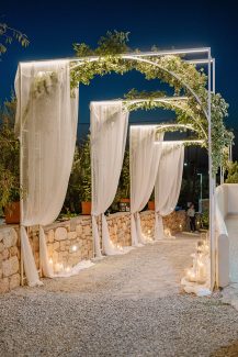 Παραμυθένιος στολισμός εισόδου δεξίωσης με καμάρες Παραμυθένιος στολισμός εισόδου δεξίωσης με καμάρες