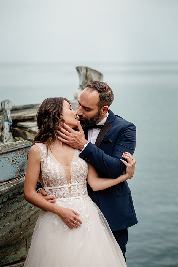 fall-wedding-drama-white-roses_01