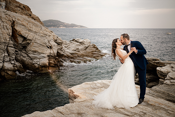 fall-wedding-drama-white-roses_04