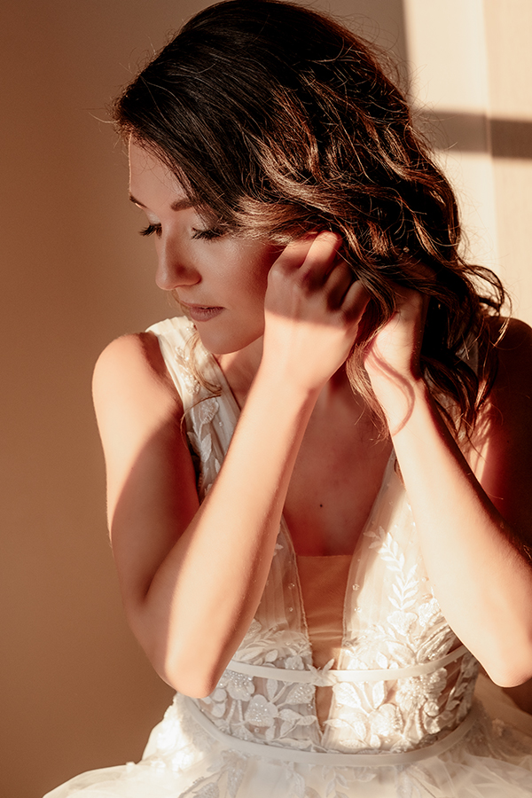 fall-wedding-drama-white-roses_04z