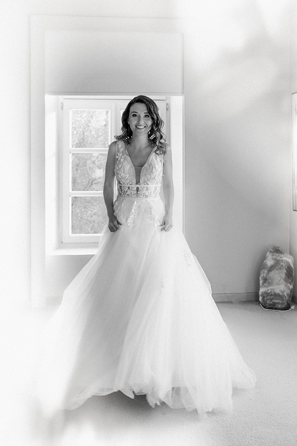 fall-wedding-drama-white-roses_08