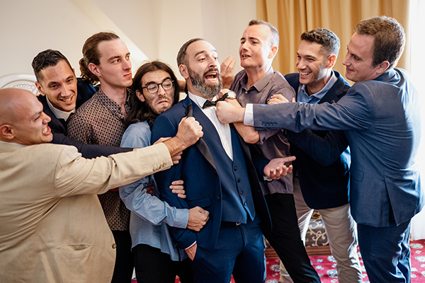 fall-wedding-drama-white-roses_09