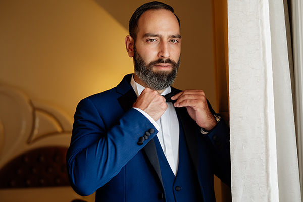 fall-wedding-drama-white-roses_09x