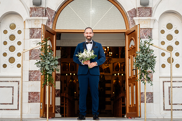 fall-wedding-drama-white-roses_09y