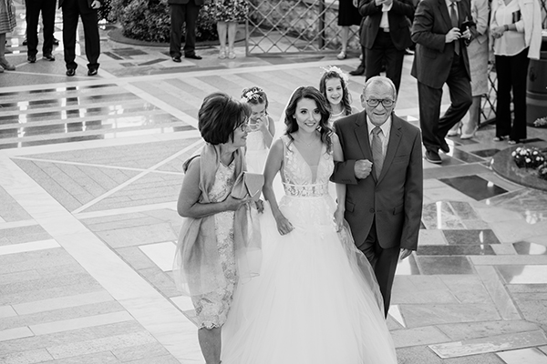 fall-wedding-drama-white-roses_10y