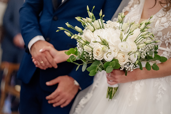 fall-wedding-drama-white-roses_12z