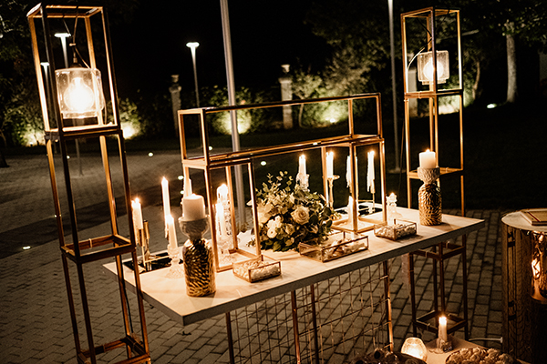 fall-wedding-drama-white-roses_14