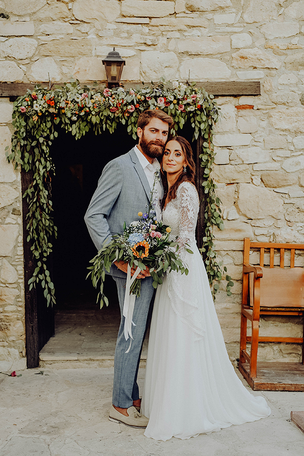 Λουλουδένια γιρλάντα εισόδου εκκλησίας με μπόλικη πρασινάδα