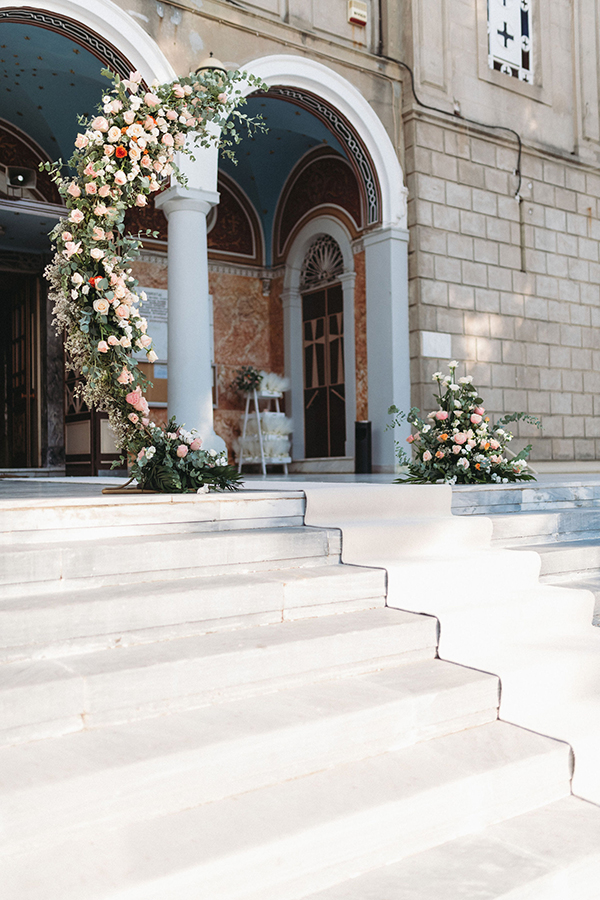 Ημικύκλια αψίδα από τριαντάφυλλα σε παστέλ αποχρώσεις και πλούσια πρασινάδα