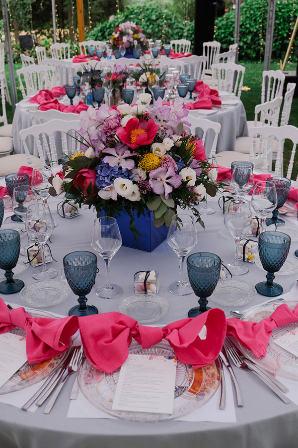 Εντυπωσιακός στολισμός τραπεζιού δεξίωσης σε έντονα χρώματα