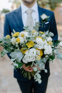 Πλούσια νυφική ανθοδέσμη με χαμομήλι, λυσίανθο και κρασπέδιες