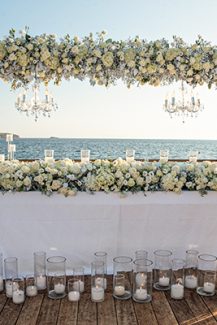 Luxurious στολισμός γαμήλιου τραπεζιού με πλούσιο ανθοστολισμό