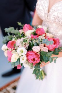 Μοντέρνα νυφική ανθοδέσμη σε φούξια χρωματισμούς