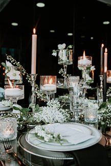 Μοντέρνος στολισμός γαμήλιου τραπεζιού με κρυστάλλινο tableware