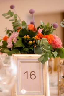Αρίθμηση τραπεζιού σε χρυσή κορνίζα και πολύχρωμα λουλούδια