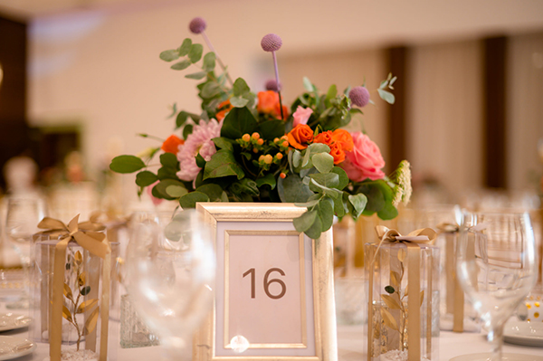 Αρίθμηση τραπεζιού σε χρυσή κορνίζα και πολύχρωμα λουλούδια