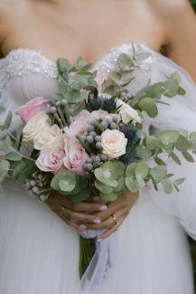 Stylish νυφική ανθοδέσμη με τριαντάφυλλα σε ρομαντικές αποχρώσεις Stylish νυφική ανθοδέσμη με τριαντάφυλλα σε ρομαντικές αποχρώσεις